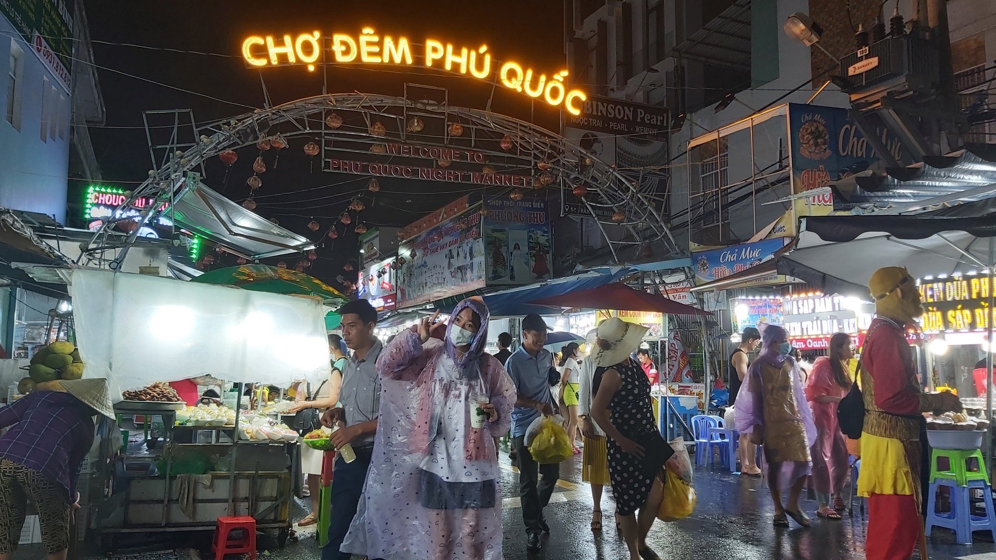 Du khách vẫn đội mưa tham quan trải nghiệm Phú Quốc những ngày qua (ảnh minh họa: Hoàng Trung/thanhnien.vn)